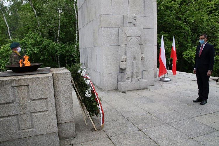 Premier Mateusz Morawiecki składa kwiaty przed Pomnikiem Czynu Powstańczego na Górze Św. Anny. 22.05.2020. Fot. PAP/K. Świderski