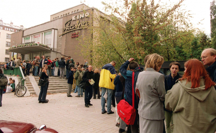 Warszawa, 1 10 99 r. Kolejka chętnych pod kinem "Skarpa", by złożyć zamówienia na Warszawski Festiwal Filmowy. PAP/ R. Pietruszka