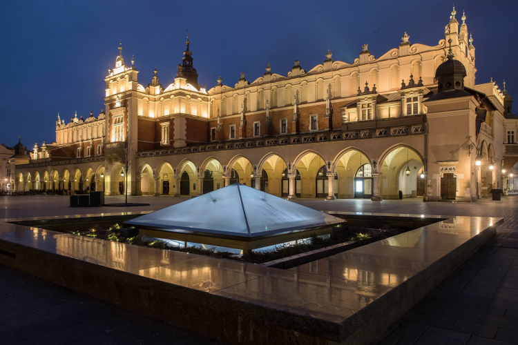 Kraków, 29.03.2020. Sukiennice na Rynku Głównym w Krakowie. Fot. PAP/Ł. Gągulski