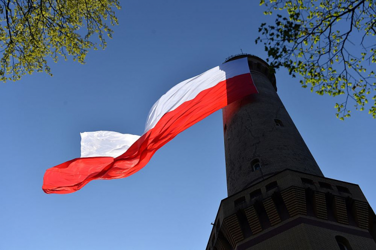 Największa flaga w Polsce zawisła na latarni morskiej w Świnoujściu. 02.05.2020. Fot. PAP/M. Bielecki