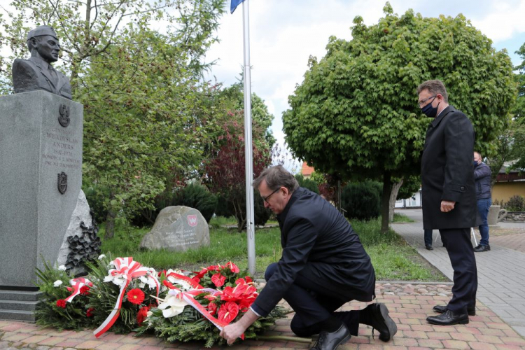 Krośniewice, 12.05.2020. Prezes Instytutu Pamięci Narodowej dr Jarosław Szarek (L) składa kwiaty pod pomnikiem gen. broni Władysława Andersa, z okazji 50. rocznicy jego śmierci. Fot. PAP/R. Zawistowski