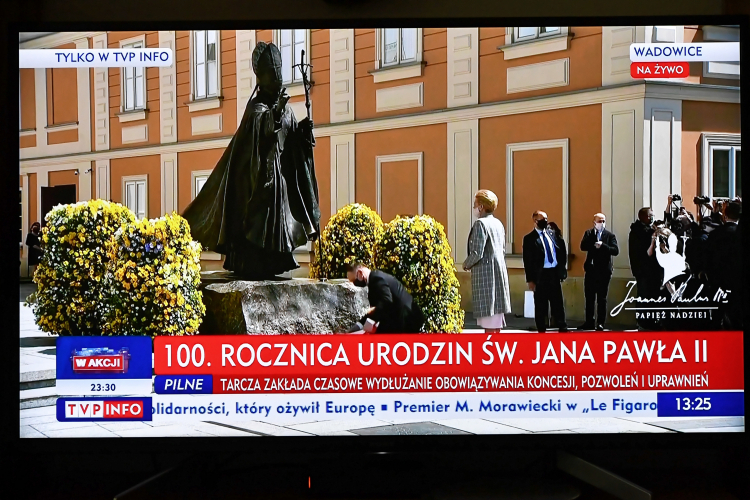 Transmisja udziału prezydenta Rzeczypospolitej Polskiej Andrzeja Dudy (L) wraz z małżonką Agatą Kornhauser-Dudą (2L) w obchodach 100. rocznicy urodzin św. Jana Pawła II. Fot. PAP/P. Nowak