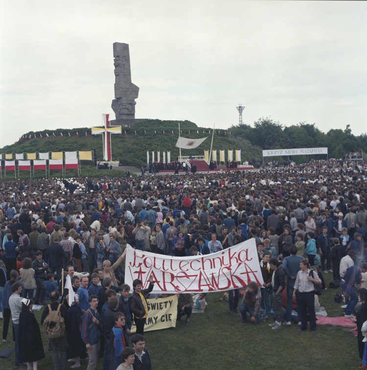 Gdańsk 11.06.1987. III pielgrzymka papieża Jana Pawła II do Polski. Nz. spotkanie Ojca Świętego z młodzieżą pod pomnikiem Bohaterów Westerplatte. PAP/I. Sobieszczuk