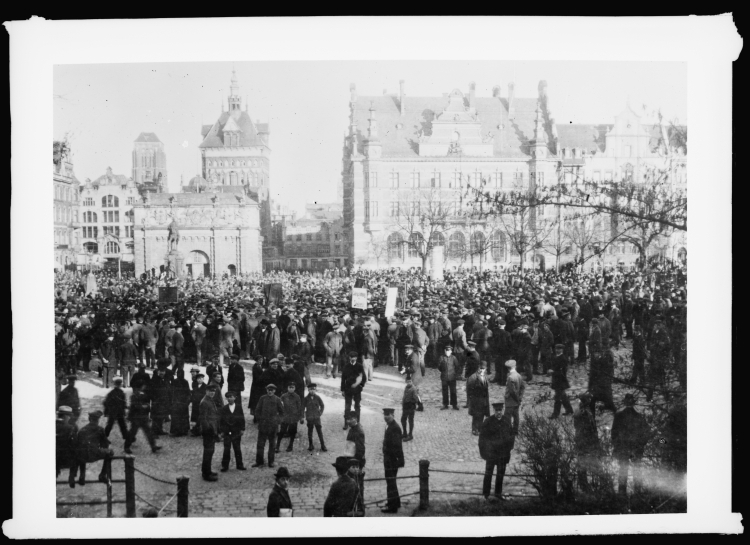 Gdańsk, czerwiec 1920 r. Zdemobilizowani żołnierze armii gen. Hallera (Amerykanie polskiego pochodzenia) oczekujący na transport do USA. Źródło: Library of Congress 