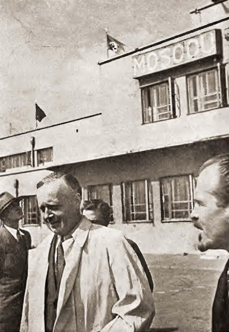 Joachim von Ribbentrop na lotnisku w Moskwie w sierpniu 1939 r. Źródło: Wikipedia Commons