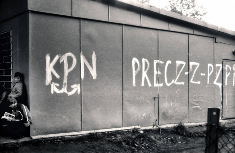 Kraków, początek lat 80. XX wieku. Napisy antypartyjne na sklepie. Fot. PAP/J. Ochoński
