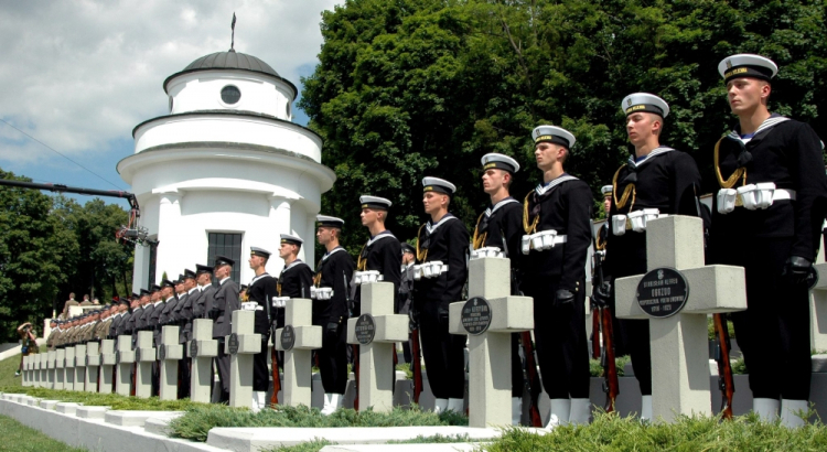 Lwów, Ukraina, 24.06.05 r. Polscy żołnierze pomiędzy grobami na Cmentarzu Orląt we Lwowie 24 bm. Z udziałem prezydentów Ukrainy i Polski, Wiktora Juszczenki i Aleksandra Kwaśniewskiego odbyły się 24 bm. uroczystości otwarcia i poświęcenia odbudowanego Cmentarza Orląt Lwowskich. Fot. PAP/D. Delmanowicz