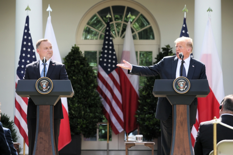 Waszyngton, Stany Zjednoczone Ameryki, 24.06.2020. Prezydent RP Andrzej Duda oraz prezydent Stanów Zjednoczonych Donald Trump podczas wspólnej konferencji prasowej w Ogrodzie Różanym. Fot. PAP/L. Szymański