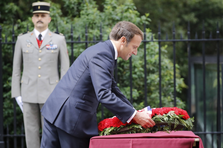 18 06 2020, Londyn. Prezydent Francji Emmanuel Macron składa kwiaty na monumencie gen. Charles’a de Gaulle’a. Fot. PAP/EPA