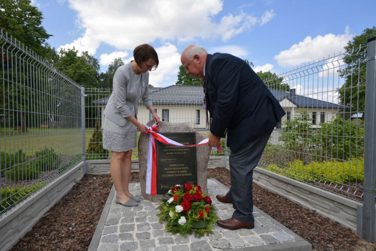 Wiśniewo, 19.06.2020. Podsekretarz stanu w Ministerstwie Kultury i Dziedzictwa Narodowego, generalny konserwator zabytków Magdalena Gawin (L) i członek rodziny Krasuskich Zbigniew Krasuski (P) podczas odsłonięcia kamienia upamiętniającego Zofię i Feliksa Bogusława Krasuskich z Tworek w ramach projektu Instytut Pileckiego „Zawołani po imieniu” w Wiśniewie. Fot. PAP/P. Piątkowski