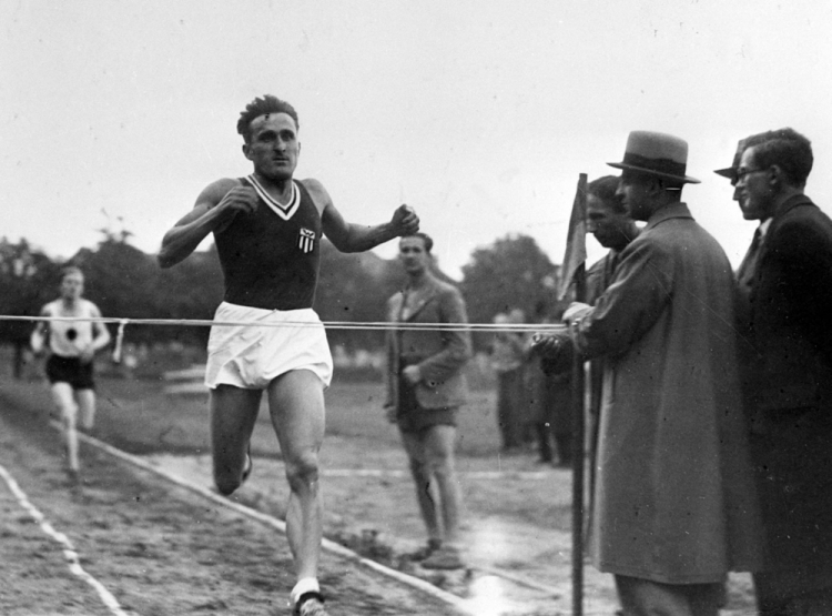 1938 r. Janusz Kusociński, polski lekkoatleta, złoty medalista olimpijski z Los Angeles. Fot. PAP/CAF-reprodukcja