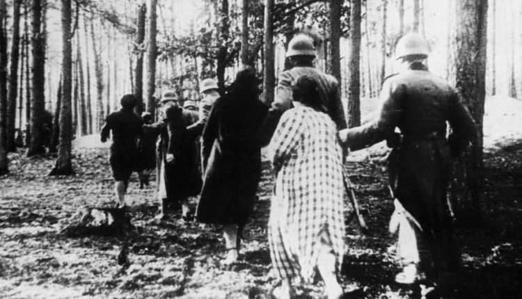 Palmiry. Niemieccy żołnierze prowadzą kobiety na rozstrzelanie. Źródło: NAC