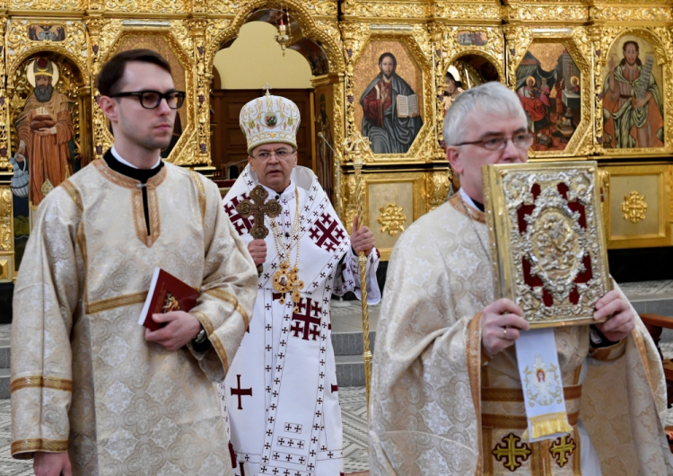 Przemyśl, 19.04.2020. Metropolita przemysko-warszawski obrządku greckokatolickiego arcybiskup Eugeniusz Popowicz (2L) podczas liturgii wielkanocnej w greckokatolickim soborze archikatedralnym w Przemyślu, 19 bm. Zgodnie z kalendarzem juliańskim wierni Kościołów wschodnich obchodzą Wielkanoc. Ze względu na epidemię koronawirusa celebracje mają ograniczony charakter. Fot. PAP/D. Delmanowicz