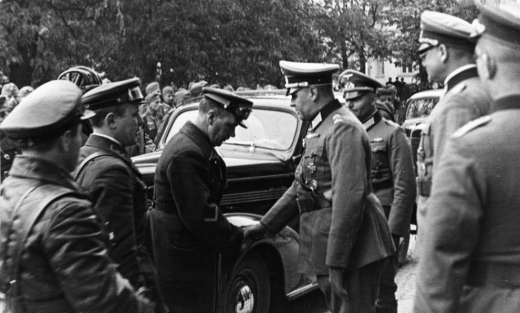 Oficerowie Wehrmachtu i Armii Czerwonej w Lublinie, 1939 r. Źródło: Wikipedia Commons