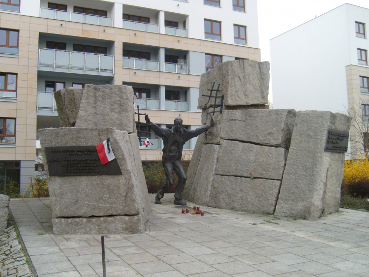 Pomnik Ku Czci Pomordowanych w Praskich Więzieniach 1944–1956, znajdujący się przy ul. Namysłowskiej 6, w miejscu więzienia karno-śledczego nr III w Warszawie. Źródło: Wikipedia Commons