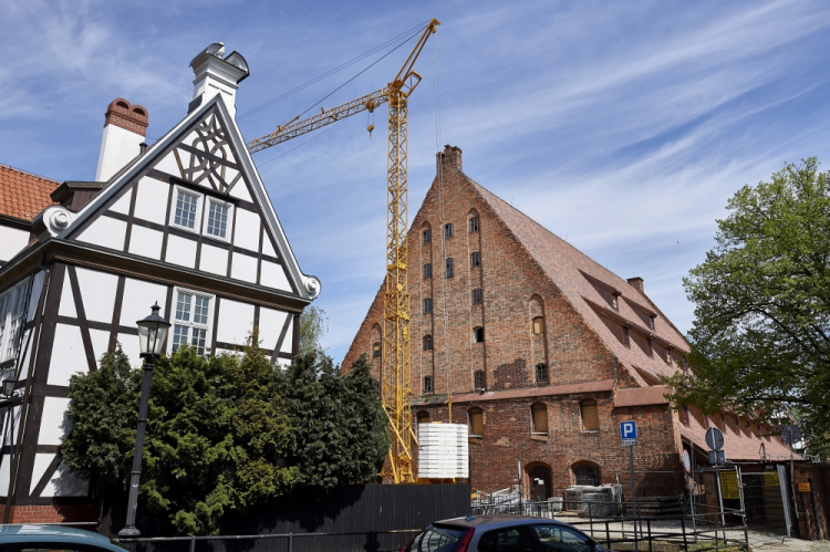 Gdańsk, 10.05.2020. Zabytkowy Wielki Młyn (P) w Gdańsku, 10 bm. Muzeum Gdańska ogłosiło przetarg na kolejny, ostatni już, etap prac remontowo-adaptacyjnych obiektu, w którym ma powstać nowe Muzeum Bursztynu. W postępowaniu ma zostać wybrany wykonawca instalacji wentylacyjnych, klimatyzacyjnych oraz grzewczych. Otwarcie zaplanowano na czerwiec 2021 r. Fot. PAP/A. Warżawa