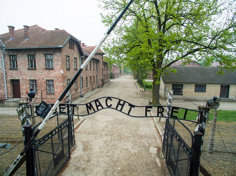 Teren byłego niemieckiego nazistowskiego obozu koncentracyjnego Auschwitz. Fot. PAP/S. Mielnik