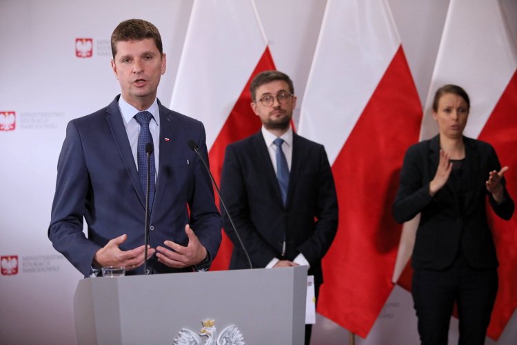 Minister edukacji narodowej Dariusz Piontkowski (L) i dyrektor Centralnej Komisji Egzaminacyjnej Marcin Smolik (2L) w siedzibie MEN. Fot. PAP/L. Szymański