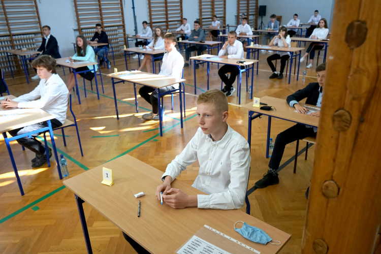 Szczecin, 16.06.2020. Egzamin ósmoklasisty w Sportowej Szkole Podstawowej Centrum Mistrzostwa Sportowego w Szczecinie.  PAP/M. Bielecki