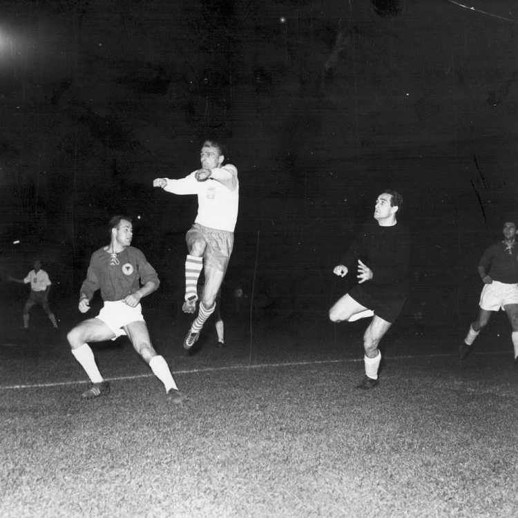 Mecz Polska – NRF: w środku piłkarz reprezentacji Polski Ernest Pohl. Warszawa, 08.10.1961. Fot. PAP/CAF/Z. Matuszewski