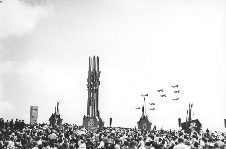 Obchody 550. rocznicy bitwy pod Grunwaldem na Polach Grunwaldzkich: defilada lotnicza. 1960 r. Fot. PAP/CAF/S. Dąbrowiecki