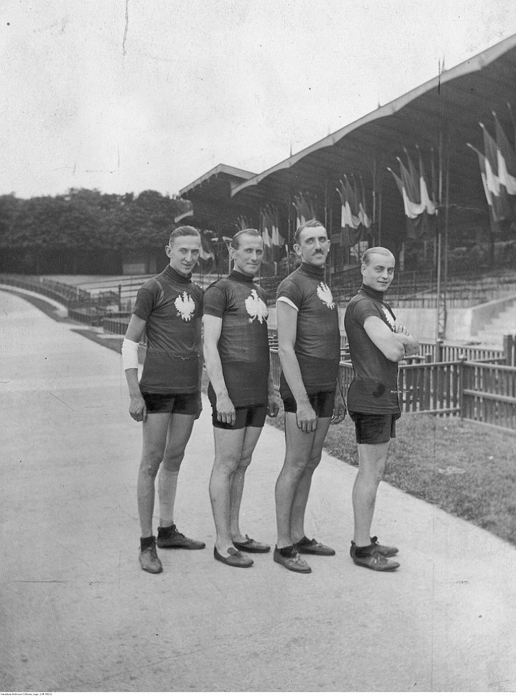 Reprezentacja Polski w kolarstwie na Letnich Igrzyskach Olimpijskich. Zdobywcy srebrnego medalu na dystansie 4000 m drużynowo. Od lewej: Tomasz Stankiewicz, Jan Łazarski, Franciszek Szymczyk, Józef Lange. Paryż, 1924 r. Fot. NAC