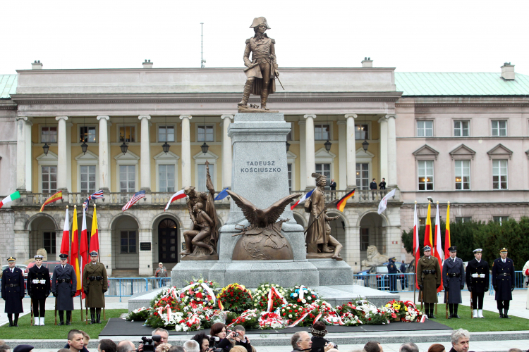 Warszawa, 16.11.2010. Odsłonięcie pomnika Tadeusza Kościuszki. PAP/R. Pietruszka