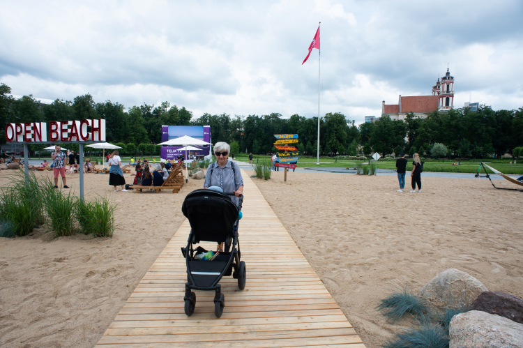 Wilno, Litwa, 23.06.2020. Plaża w centrum Wilna, obok muzeum KGB. PAP/V. Doveiko