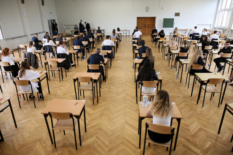 Uczniowie I LO im T. Kościuszki w Gorzowie Wielkopolskim przed rozpoczęciem egzaminu maturalnego. Fot. PAP/L. Muszyński