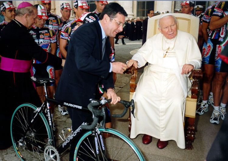 Watykan 29.03.2000. Eddy Merkx ofiarowuje rower papieżowi Janowi Pawłowi II.