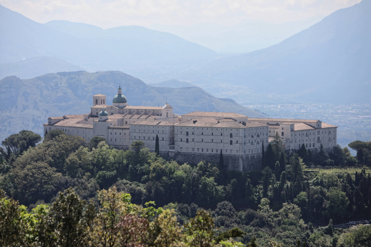  Klasztor benedyktynów na wzgórzu Monte Cassino. Fot. PAP/L. Szymański