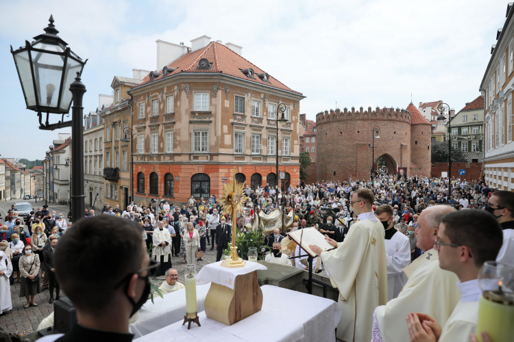  Warszawa, 11.06.2020. Arcybiskup metropolita warszawski, kardynał Kazimierz Nycz (3P) podczas procesji Bożego Ciała.  PAP/L. Szymański