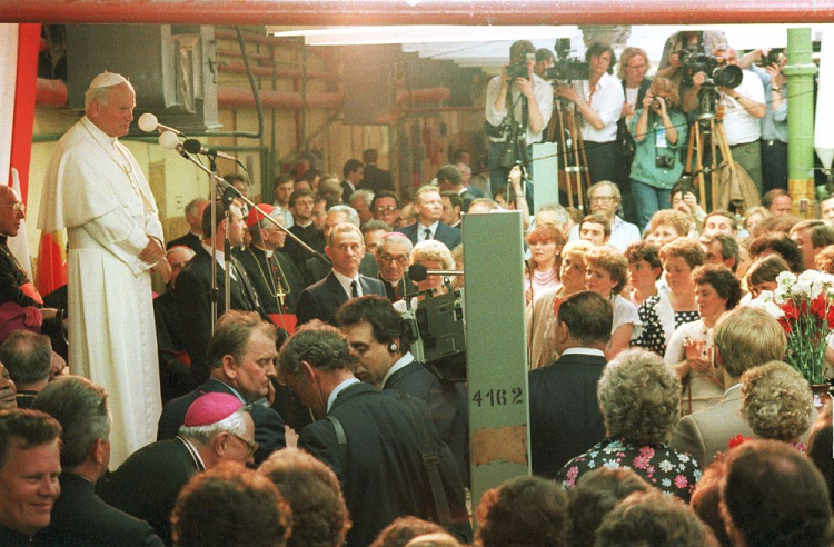 Papież Jan Paweł II wygłasza przemówienie do włókniarek podczas spotkania w Łódzkich Zakładach Przemysłu Bawełnianego Uniontex. 13.06.1987. Fot. PAP/W. Kryński