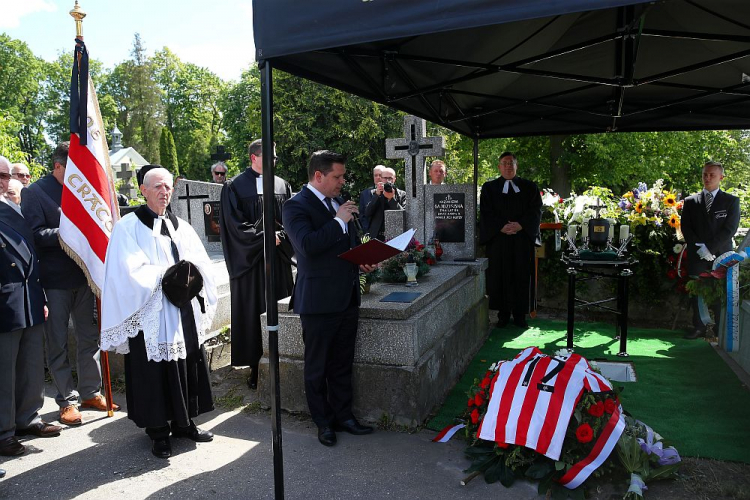 Uroczystości pogrzebowe Jerzego Pilcha na Cmentarzu Komunalnym w Kielcach. Fot. PAP/Ł. Gągulski
