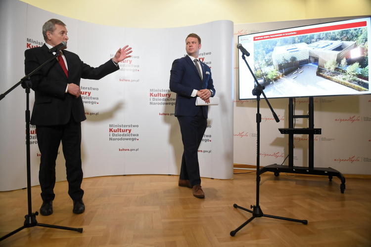 Wiceprezes Rady Ministrów, minister kultury i dziedzictwa narodowego Piotr Gliński (L) oraz dyrektor Biura Programu Niepodległa Jan Kowalski (P) podczas konferencji prasowej zapowiadającej obchody stulecia wojny polsko-bolszewickiej i Bitwy Warszawskiej. Fot. PAP/R. Pietruszka