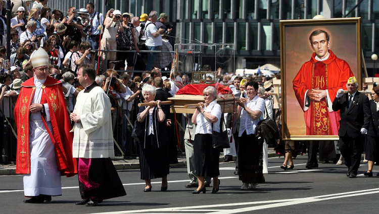 Procesja z relikwiami ks. Jerzego Popiełuszki po mszy beatyfikacyjnej. Warszawa, 06.06.2010. Fot. PAP/R. Pietruszka