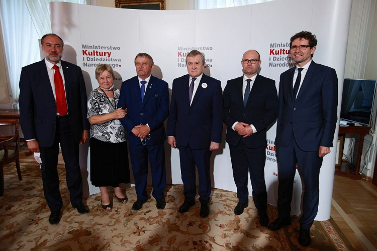 Wicepremier, minister kultury i dziedzictwa narodowego Piotr Gliński (C), brat ks. Jerzego – Józef Popiełuszko (2L), marszałek województwa podlaskiego Artur Kosicki (2P) podczas uroczystości podpisania listu intencyjnego ws. powołania Muzeum Błogosławionego Księdza Jerzego Popiełuszki w Okopach – Oddziału Muzeum Podlaskiego w Białymstoku. Fot. PAP/M. Marek