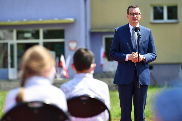  Pionki, 26.06.2020. Premier Mateusz Morawiecki podczas uroczystości zakończenia roku szkolnego w Publicznej Szkole Podstawowej Numer 5 im. Jana Pawła II w Pionkach. PAP/W. Jargiło