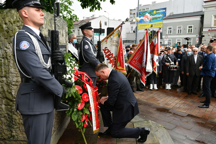 Prezydent Andrzej Duda złożył kwiaty przed pomnikiem upamiętniającym robotniczy protest, do którego doszło 25 czerwca 1976 r. w Radomiu. 25.06.2020. Fot. PAP/W. Jargiło