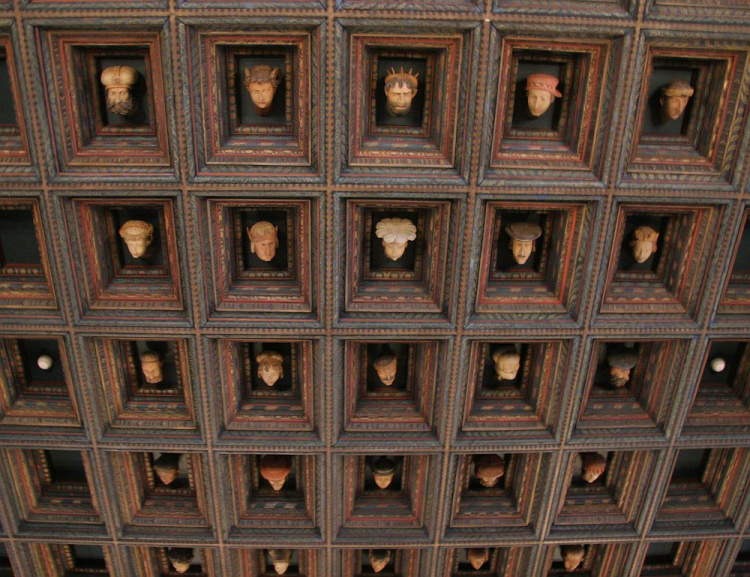 Zamek Królewski na Wawelu – głowy na stropie Sali Poselskiej. Fot. PAP/J. Bednarczyk