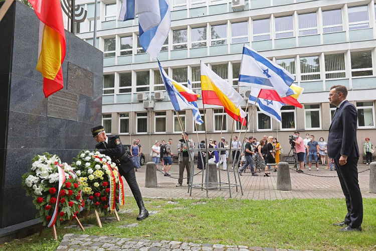 Wiceprezydent Białegostoku Rafał Rudnicki (P) podczas obchodów 79. rocznicy spalenia Wielkiej Synagogi w Białymstoku przy pomniku-kopule. Fot. PAP/A. Reszko