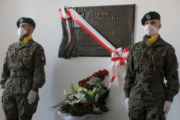 Tablica poświęcona babci Danuty Siedzikówny "Inki" - Helenie Tymińskiej w I Liceum Ogólnokształcącym w Grajewie. Fot. PAP/A. Reszko