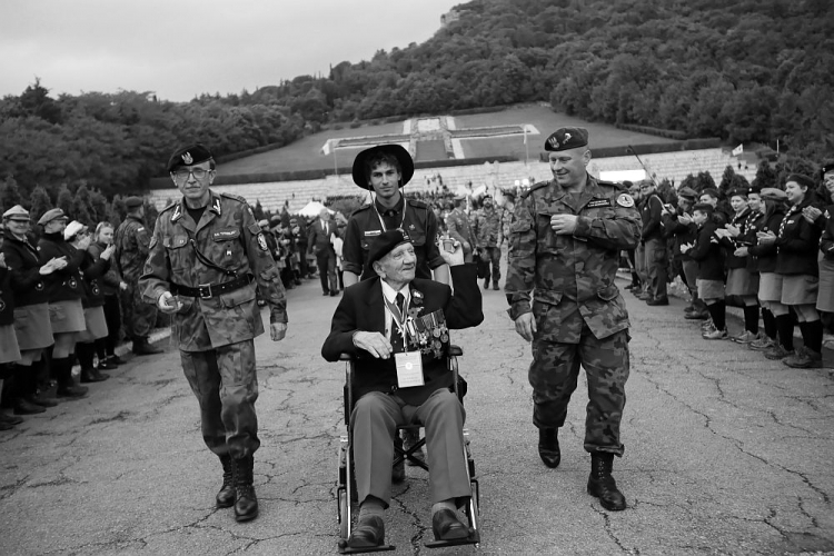 Ppłk Marian Tomaszewski (C) podczas uroczystości na polskim Cmentarzu Wojennym na Monte Cassino. 18.05.2019. Fot. PAP/L. Szymański