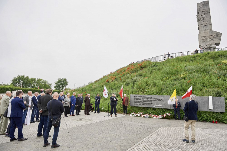 Uroczystości upamiętniające 33. rocznicę wizyty Jana Pawła II w Trójmieście przy tablicy papieskiej na Westerplatte. Fot. PAP/A. Warżawa