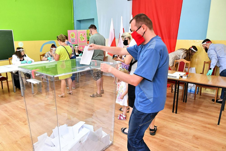 Wybory prezydenckie 2020: głosowanie w lokalu Obwodowej Komisji Wyborczej nr 10 we Wrocławiu. Fot. PAP/M. Kulczyński