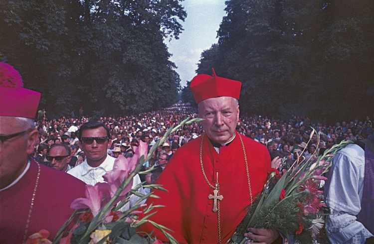 Prymas Polski kardynał Stefan Wyszyński (C) wprowadza 255. Warszawską Pielgrzymkę Pieszą na Jasną Górę. 1971 r. Fot. PAP/J. Rosikoń 