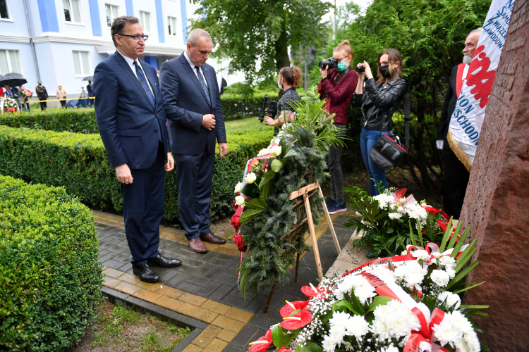 Prezes Instytutu Pamięci Narodowej dr Jarosław Szarek (L) i dyrektor oddziału Instytutu Pamięci Narodowej w Lublinie Marcin Krzysztofik (2L) podczas uroczystości złożenia kwiatów przed pomnikiem Świdnickiego Lipca. Fot. PAP/W. Jargiło