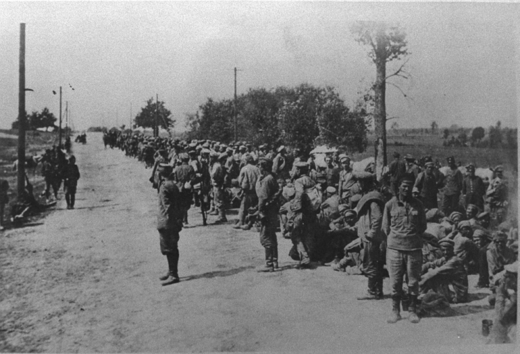 Warszawa 1920 r. Jeńcy bolszewiccy na szosie między Radzyminem a Warszawą, wzięci do niewoli podczas bitwy o Warszawę. Dokładna data nieznana. Fot. PAP-Archiwum 