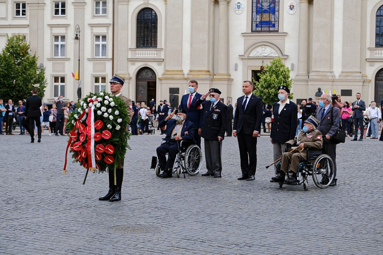 Prezydent Andrzej Duda (C) podczas uroczystego złożenia kwiatów pod Pomnikiem Powstania Warszawskiego na pl. Krasińskich w Warszawie. 31.07.2020. Fot. PAP/M. Marek