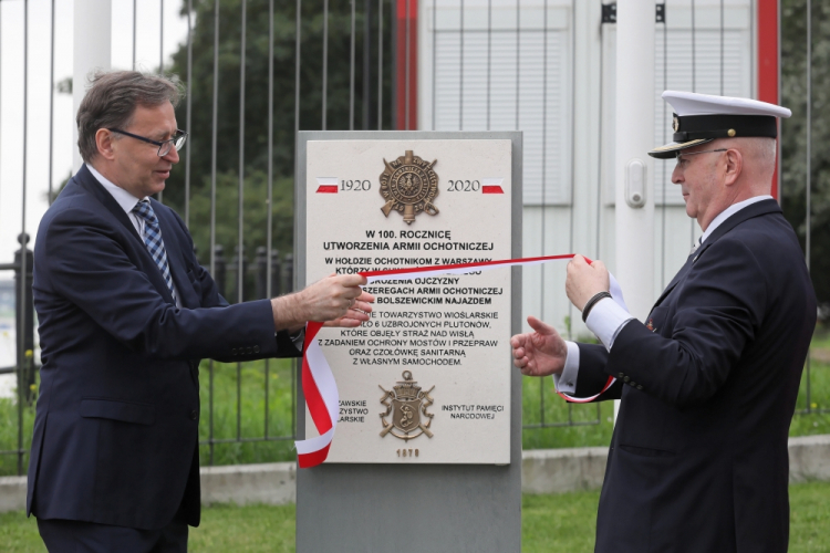 Warszawa, 17.07.2020. Prezes Instytutu Pamięci Narodowej Jarosław Szarek (L) i prezes Warszawskiego Towarzystwa Wioślarskiego Bogusław Siennicki (P) podczas uroczystego odsłonięcia tablicy, 17 bm. na terenie przystani Warszawskiego Towarzystwa Wioślarskiego upamiętniającej udział członków Warszawskiego Towarzystwa Wioślarskiego w szeregach Armii Ochotniczej 1920 r. Fot. PAP/P. Supernak